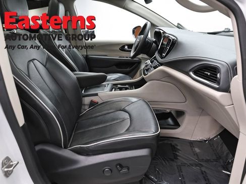Used 2023 Chrysler Pacifica Limited FWD image 24