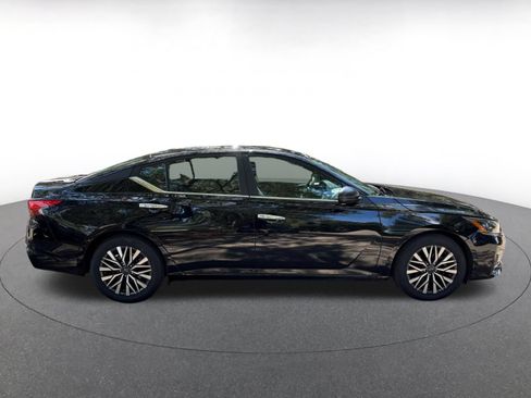 Used 2025 Nissan Altima 2.5 SV FWD image 14