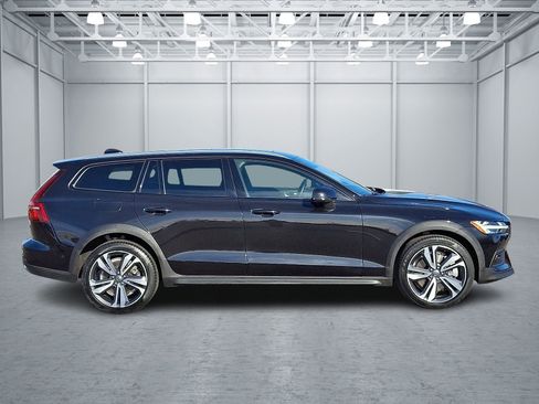 Used 2024 Volvo V60 B5 Cross Country Plus w/ Protection Package Premier image 7