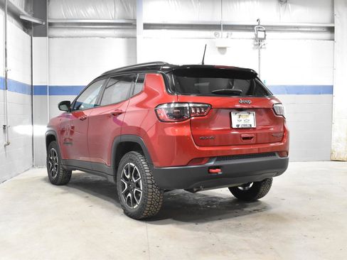 Used 2025 Jeep Compass Trailhawk AWD/4WD image 25