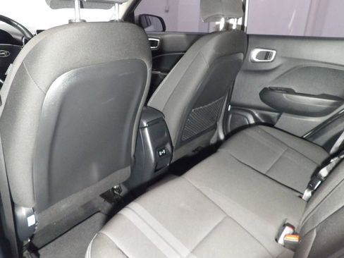 Used 2024 Hyundai Venue SEL FWD image 11