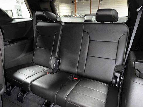 Used 2023 Chevrolet Traverse LT image 18