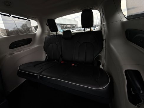 Used 2022 Chrysler Pacifica Limited image 26