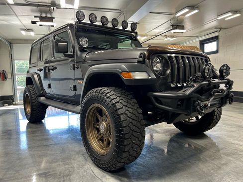 Used 2018 Jeep Wrangler Unlimited Sport S image 2