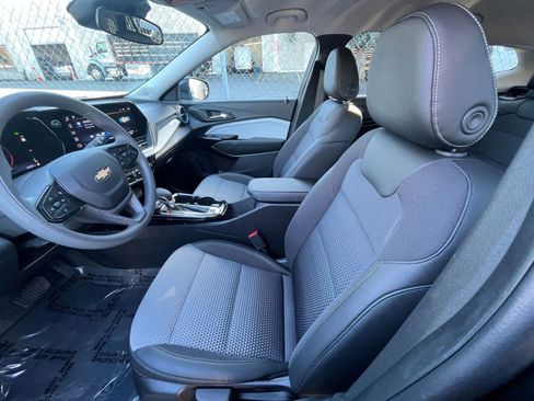 Used 2025 Chevrolet Trax LT image 24