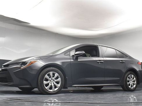 Used 2025 Toyota Corolla LE image 32