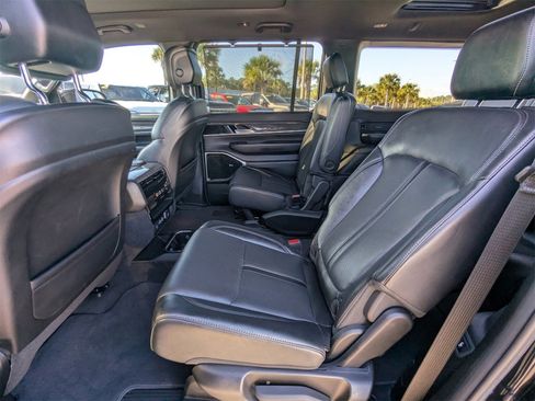 Used 2022 Jeep Wagoneer Series III w/ Premium Group I image 15