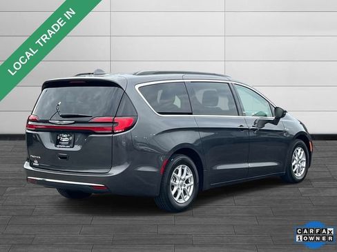 Used 2022 Chrysler Pacifica Touring-L FWD image 3