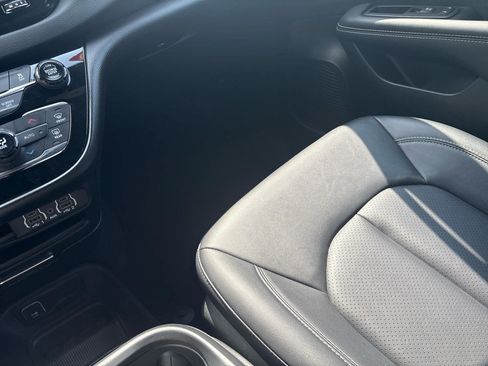 Used 2025 Chrysler Pacifica Select FWD image 19