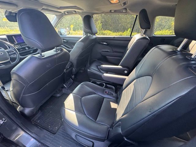 Used 2023 Toyota Highlander XLE FWD image 18