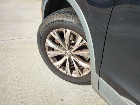 Used 2018 Volkswagen Tiguan SE w/ Front Fog Lights Package image 10