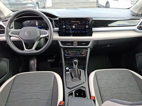 Used 2025 Volkswagen Taos SE image 11