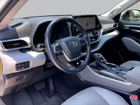 Used 2023 Toyota Highlander Platinum FWD image 18