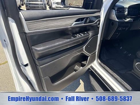Used 2024 Jeep Wagoneer L Series II w/ Flexible Seating Group AWD/4WD image 18