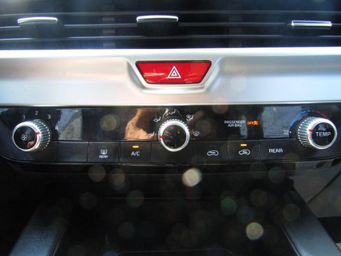 Used 2021 Kia Telluride LX AWD/4WD image 16