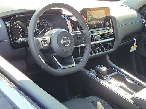 New 2025 Nissan Pathfinder SV image 4