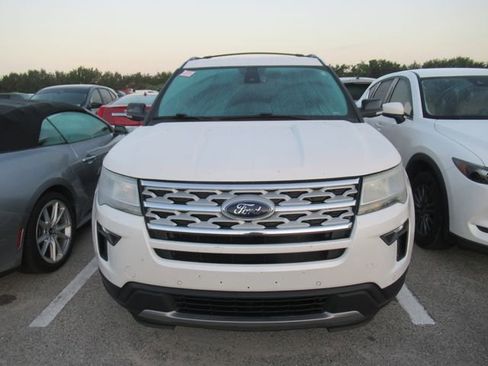 Used 2018 Ford Explorer XLT w/ Equipment Group 202A AWD/4WD image 2