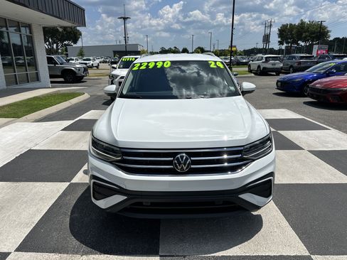 Used 2024 Volkswagen Tiguan SE FWD image 2