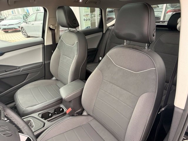 Certified 2023 Volkswagen Taos SE w/ Panoramic Sunroof Package FWD image 9