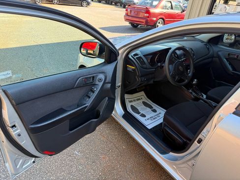 Used 2011 Kia Forte EX FWD image 11