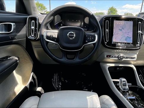 Used 2023 Volvo XC40 B5 Plus AWD/4WD image 10