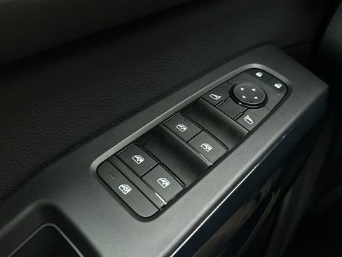 Used 2025 Nissan Pathfinder SV w/ SV Premium Package FWD image 12
