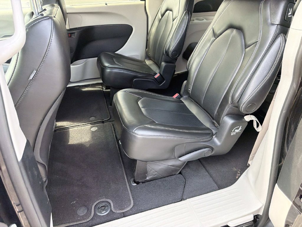 Used 2023 Chrysler Pacifica Touring-L FWD image 14