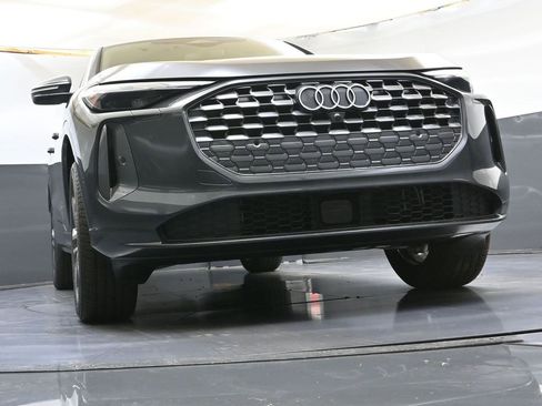 Used 2025 Audi Q5 Premium w/ Convenience Package image 40