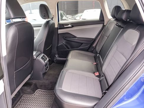 Used 2022 Volkswagen Taos SE w/ Driver Assistance Package FWD image 18