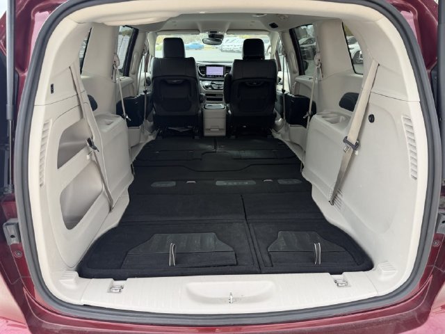 Used 2023 Chrysler Pacifica Touring-L FWD image 17