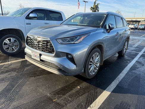 Used 2023 Toyota Highlander Platinum image 2