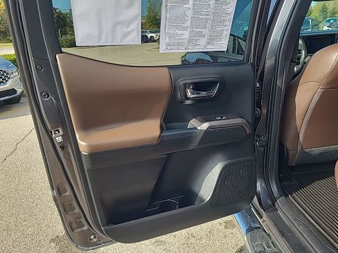 Used 2017 Toyota Tacoma Limited image 21