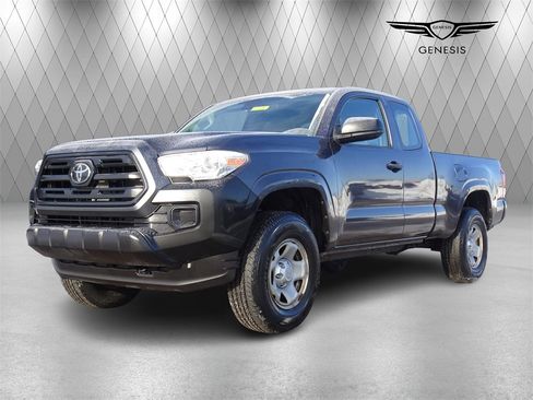 Used 2018 Toyota Tacoma SR image 7