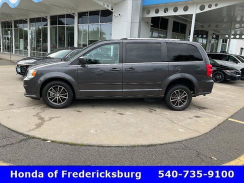 Used 2017 Dodge Grand Caravan SXT FWD image 2