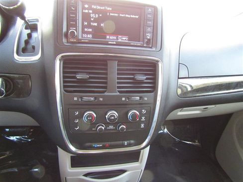 Used 2019 Dodge Grand Caravan SE w/ UConnect Hands-Free Group image 19