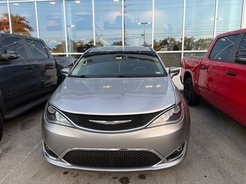 Used 2017 Chrysler Pacifica Touring-L FWD image 2