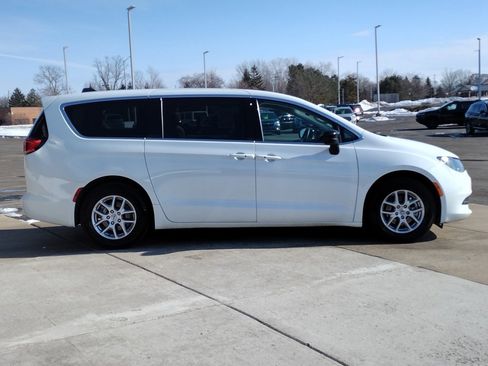Used 2024 Chrysler Voyager LX image 4