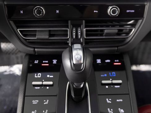 Certified 2024 Porsche Macan AWD/4WD image 26
