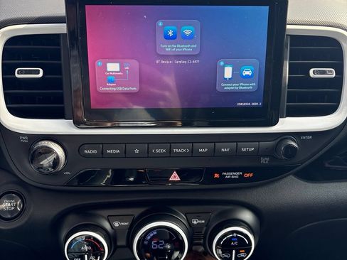 Certified 2025 Hyundai Venue Limited FWD image 12