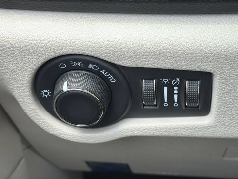 Used 2023 Chrysler Voyager LX FWD image 24