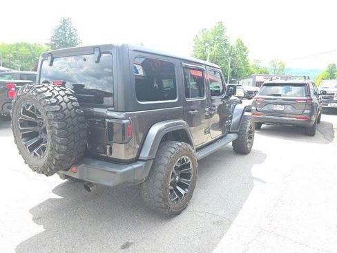 Used 2018 Jeep Wrangler Unlimited Sahara AWD/4WD image 3