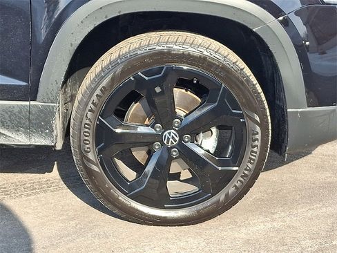 Certified 2025 Volkswagen Taos SE image 8