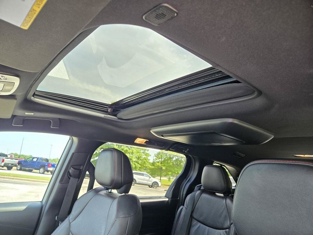 Used 2025 Toyota Sienna XSE w/ XSE Premium Package FWD image 17