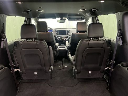 Used 2025 Chrysler Pacifica Select image 10