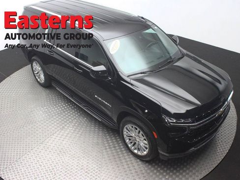 Used 2023 Chevrolet Suburban LS RWD image 3