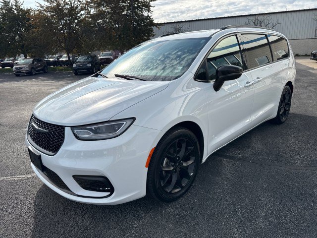 Used 2025 Chrysler Pacifica Limited FWD image 7