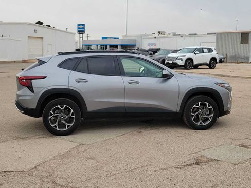 Used 2025 Chevrolet Trax LT FWD image 9