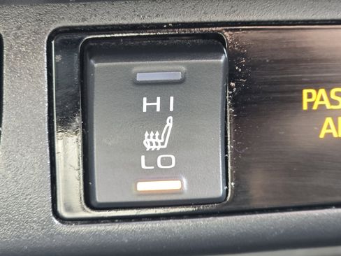 Used 2022 Toyota RAV4 XLE Premium image 8