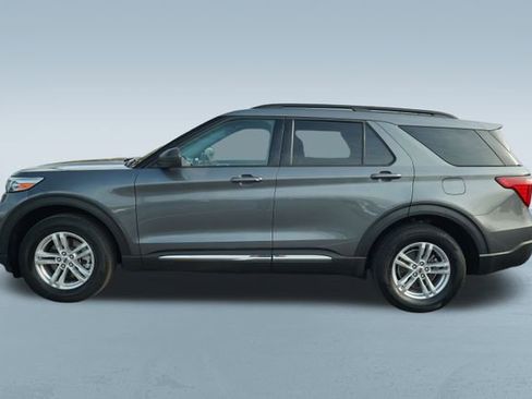 Used 2022 Ford Explorer XLT w/ Equipment Group 202A image 4