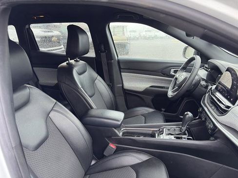 Used 2024 Jeep Compass Latitude image 9